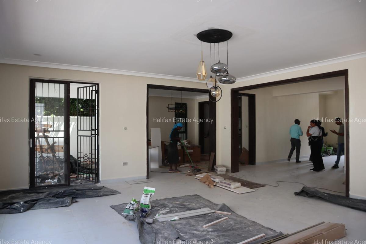 5 Bed Villa with En Suite at Kyuna Road - 8