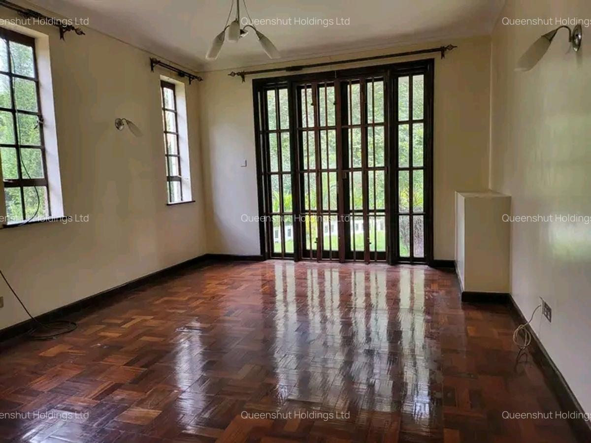 4 Bed House with En Suite in Rosslyn - 6