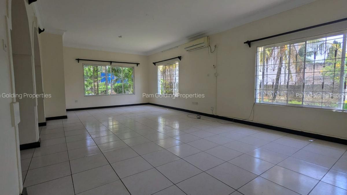 4 Bed House with Swimming Pool at Links Road - 12