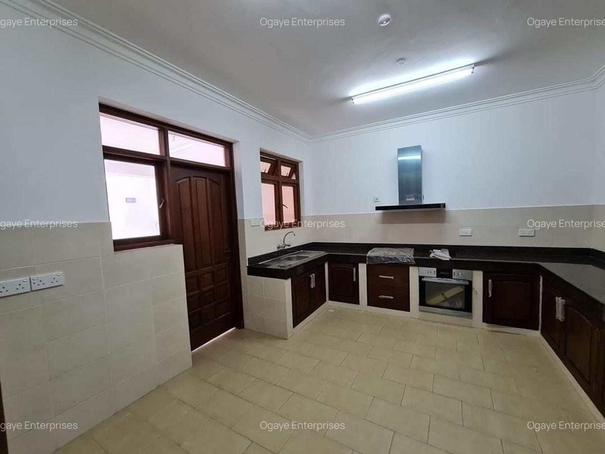 4 Bed Townhouse with En Suite at Mt Kenya Road - 3