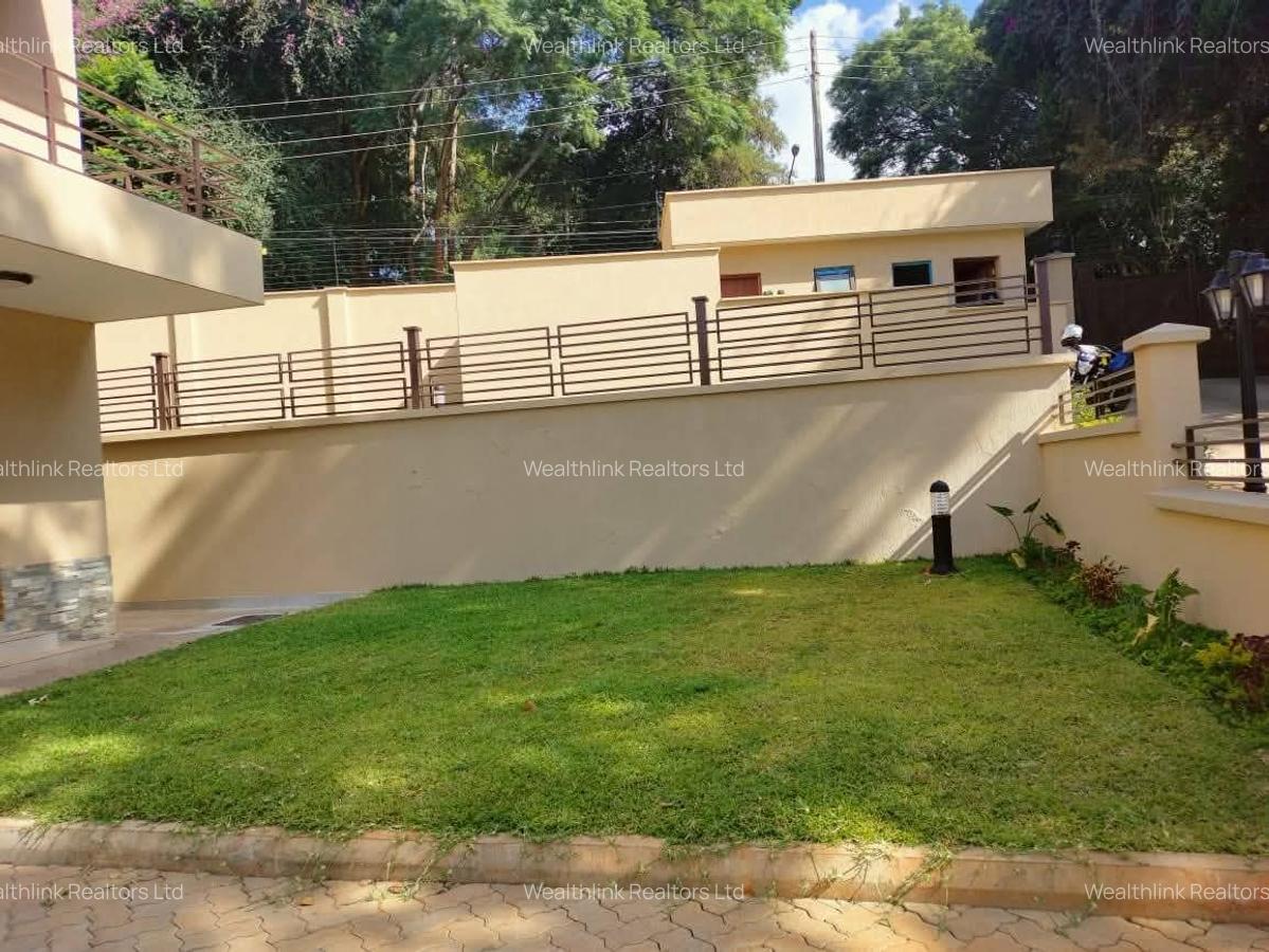 5 Bed Townhouse with En Suite at Lavington - 5