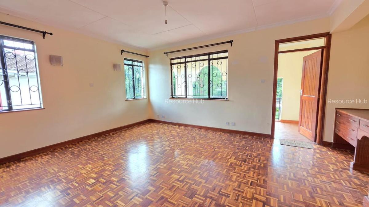 4 Bed House with En Suite at Mountain View - 7