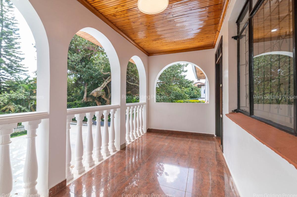 5 Bed House at Ridgeways - 16