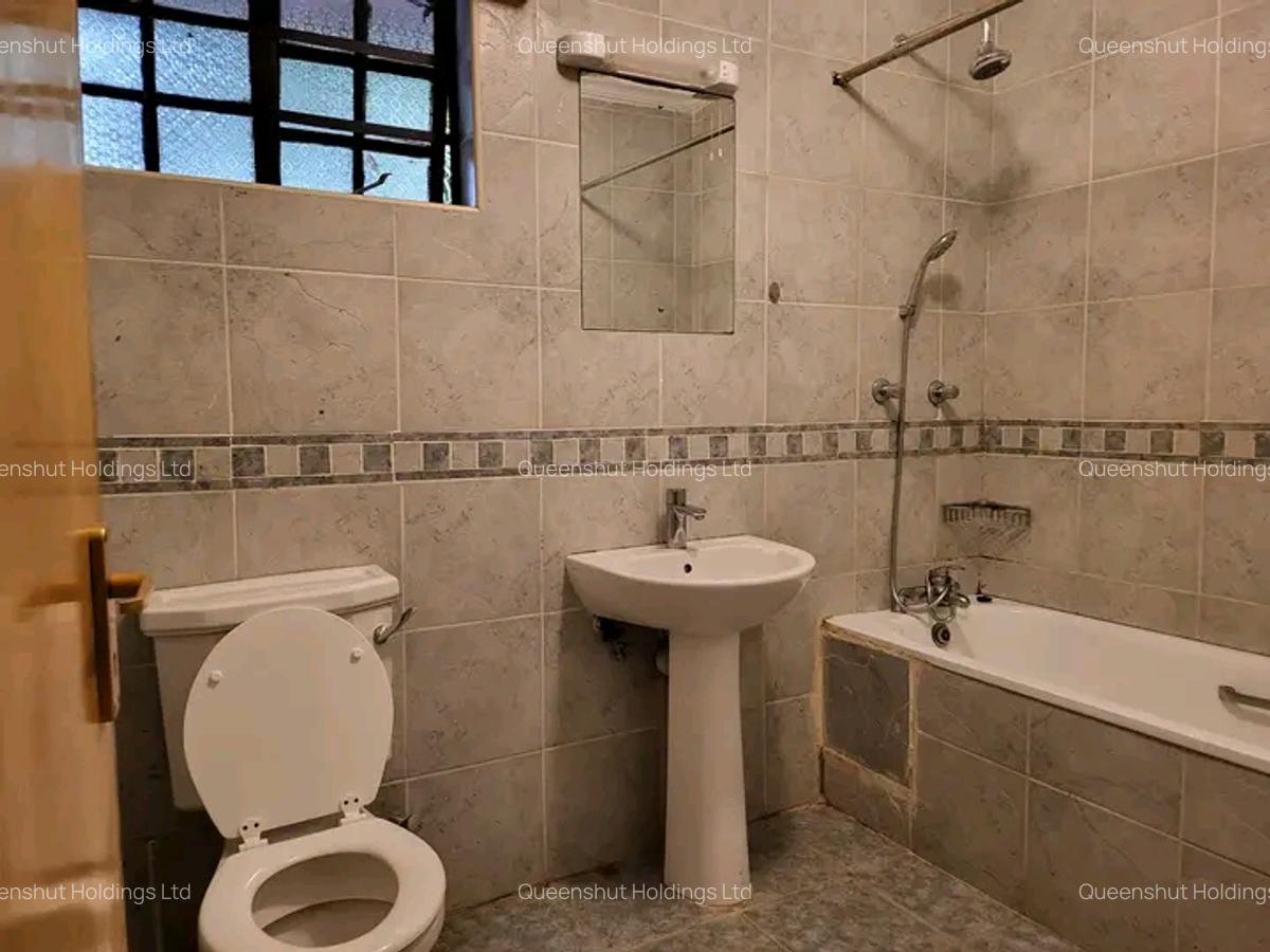 4 Bed House with En Suite at Loresho Crescent - 9