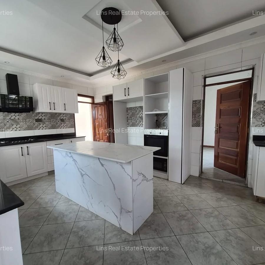 6 Bed House with En Suite in Runda - 4