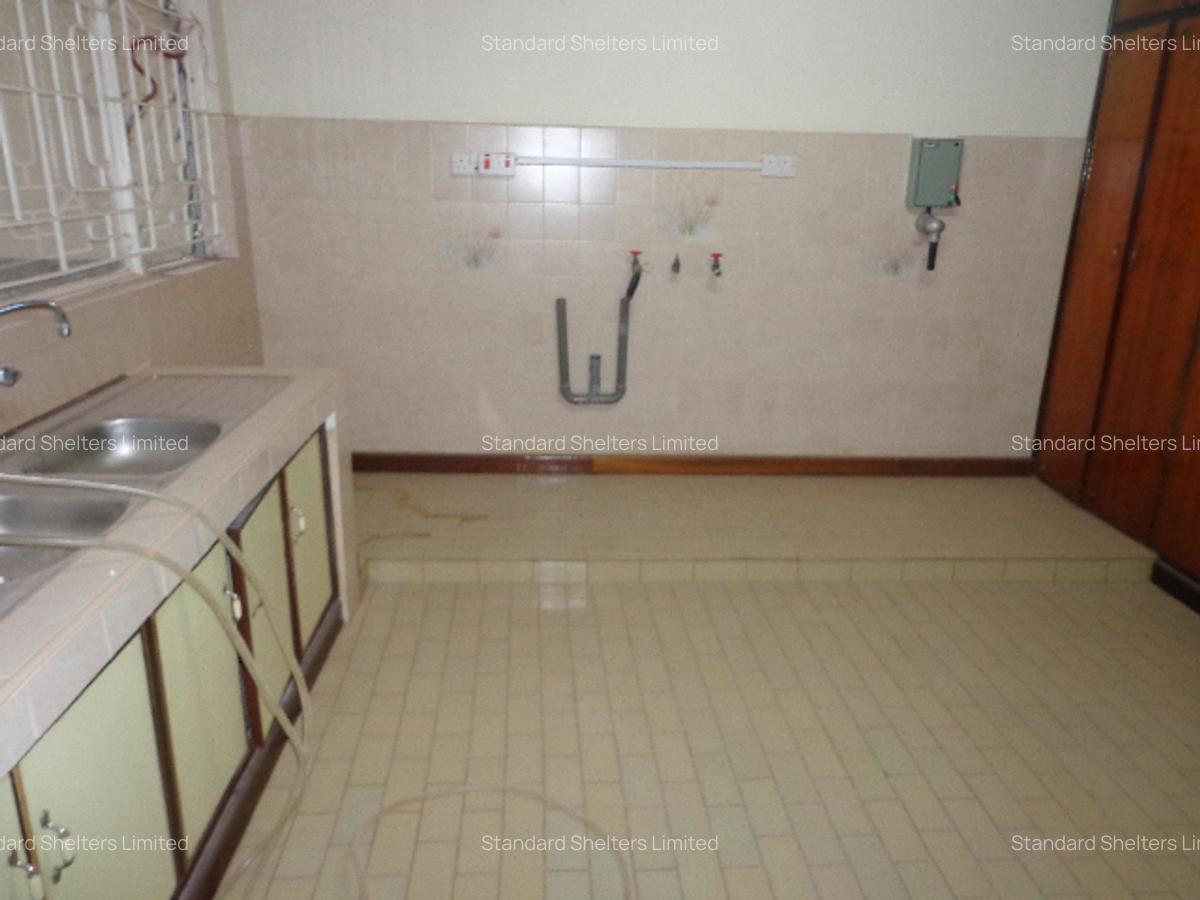 7 Bed House with En Suite in Nyari - 14