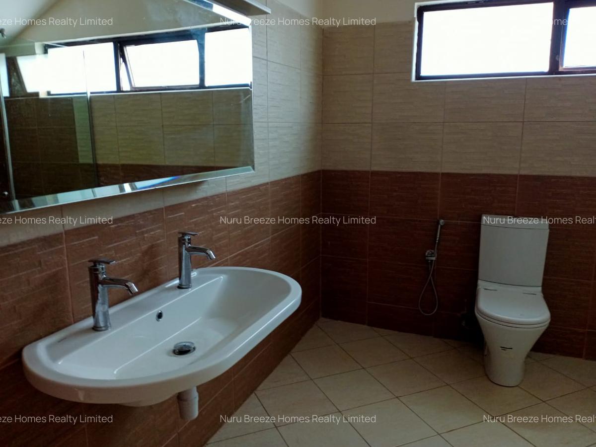 5 Bed Townhouse with En Suite in Brookside - 11