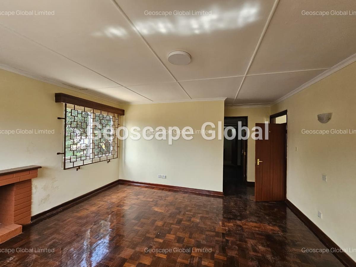 5 Bed House with En Suite in Lavington - 1