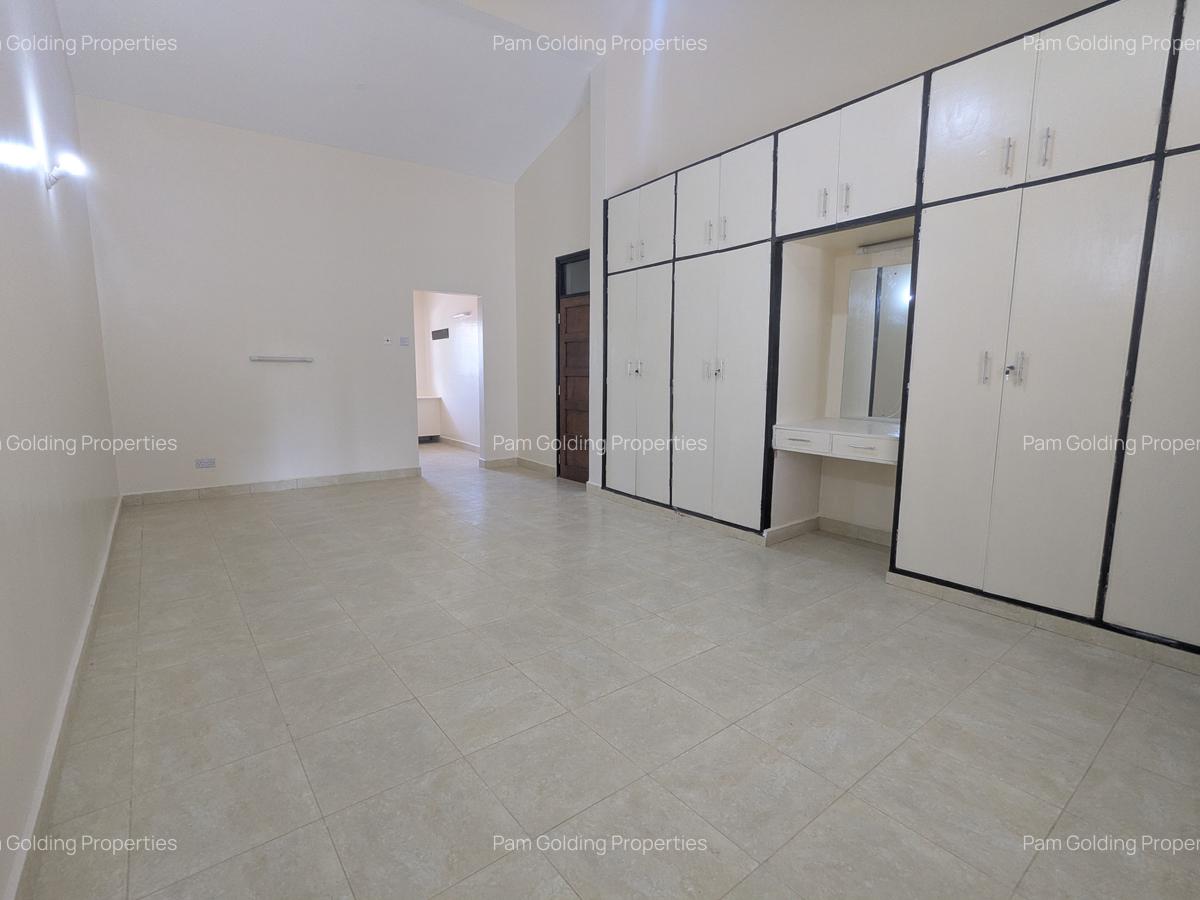 4 Bed House with En Suite at 3Rd Avenue - 11