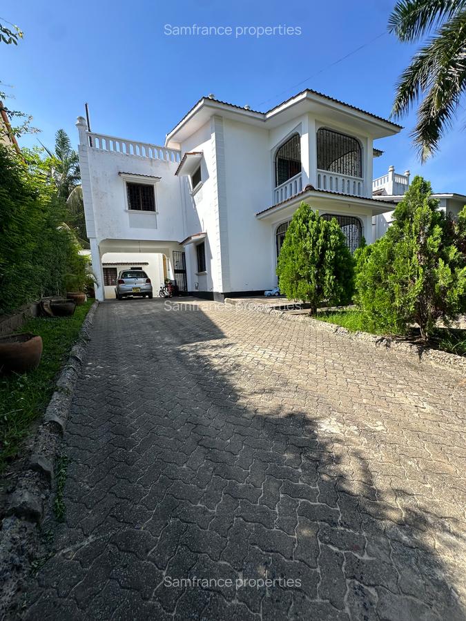 4 Bed Townhouse with En Suite at Links Road - 2