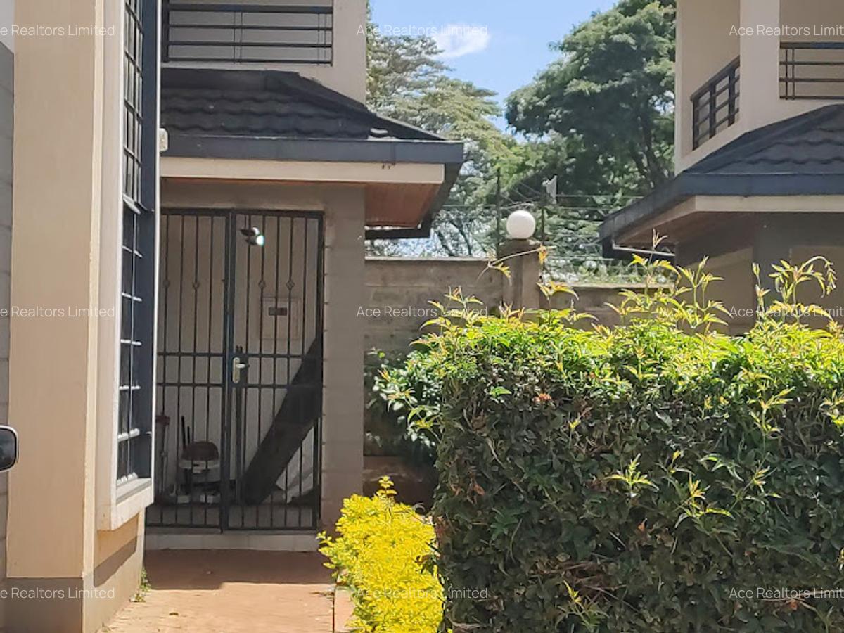 4 Bed Townhouse with En Suite at Near Isk - 5