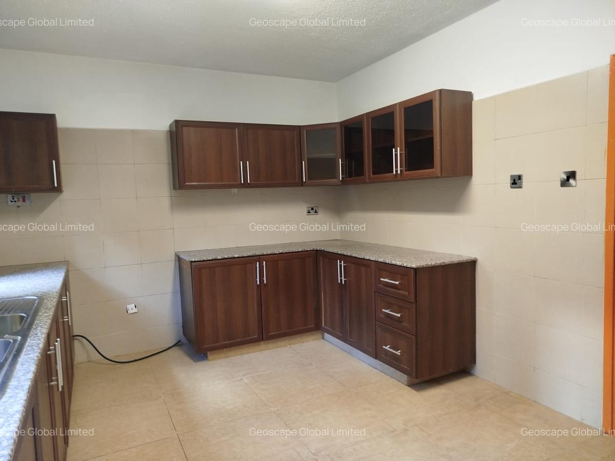 3 Bed Apartment with En Suite in Riverside - 5