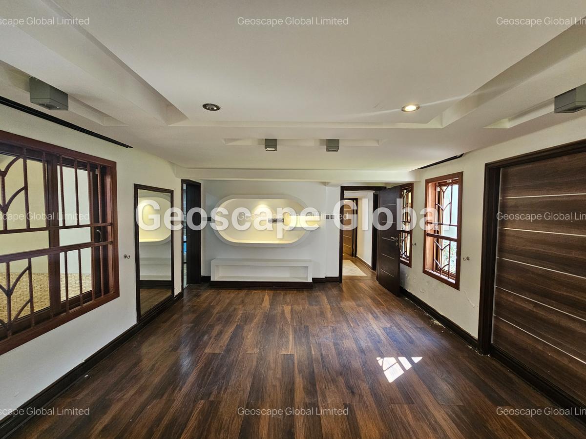 4 Bed Apartment with En Suite in Riverside - 10