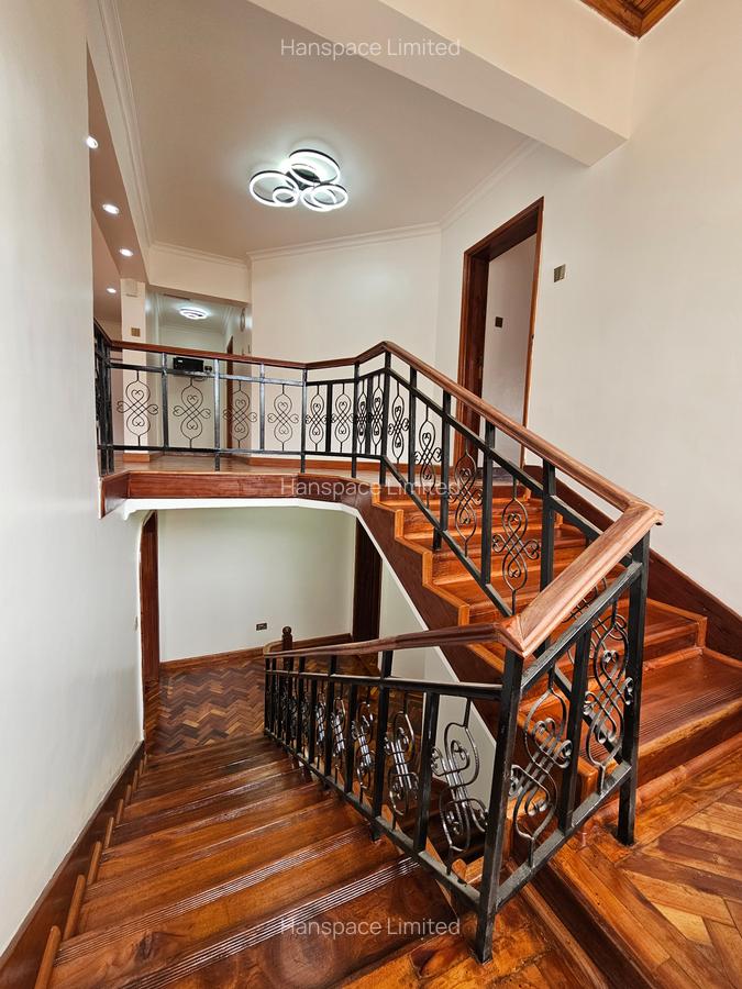 5 Bed Villa with En Suite in Runda - 16