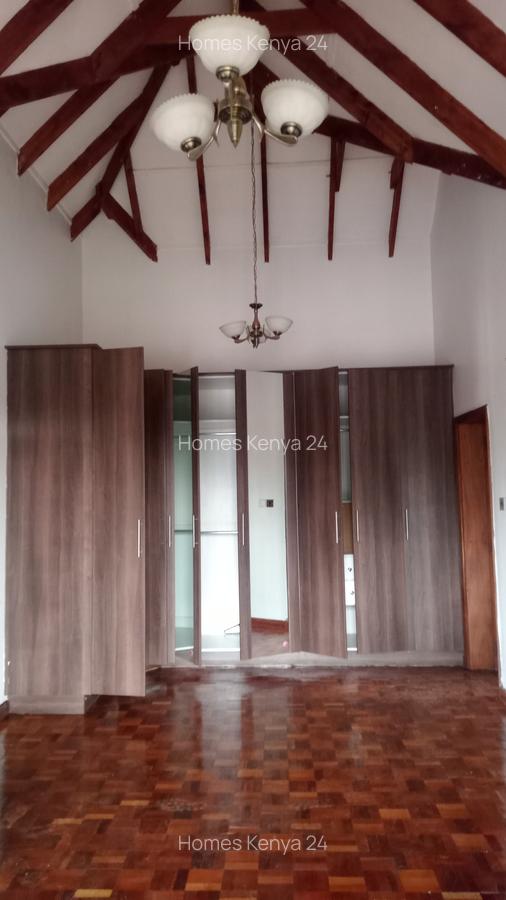4 Bed Townhouse in Redhill - 12