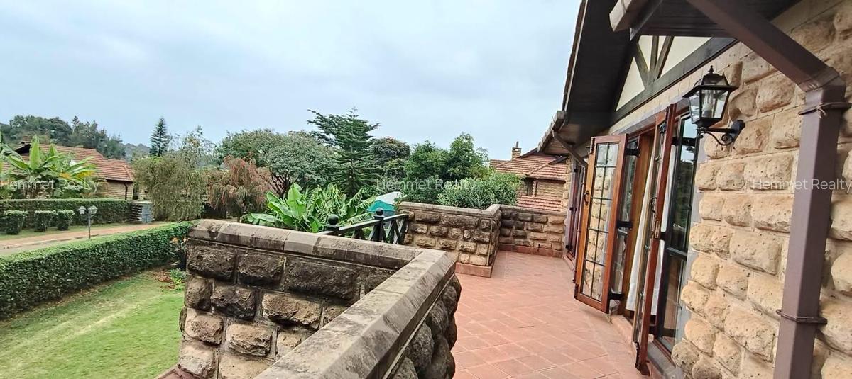 4 Bed House with En Suite in Ridgeways - 10