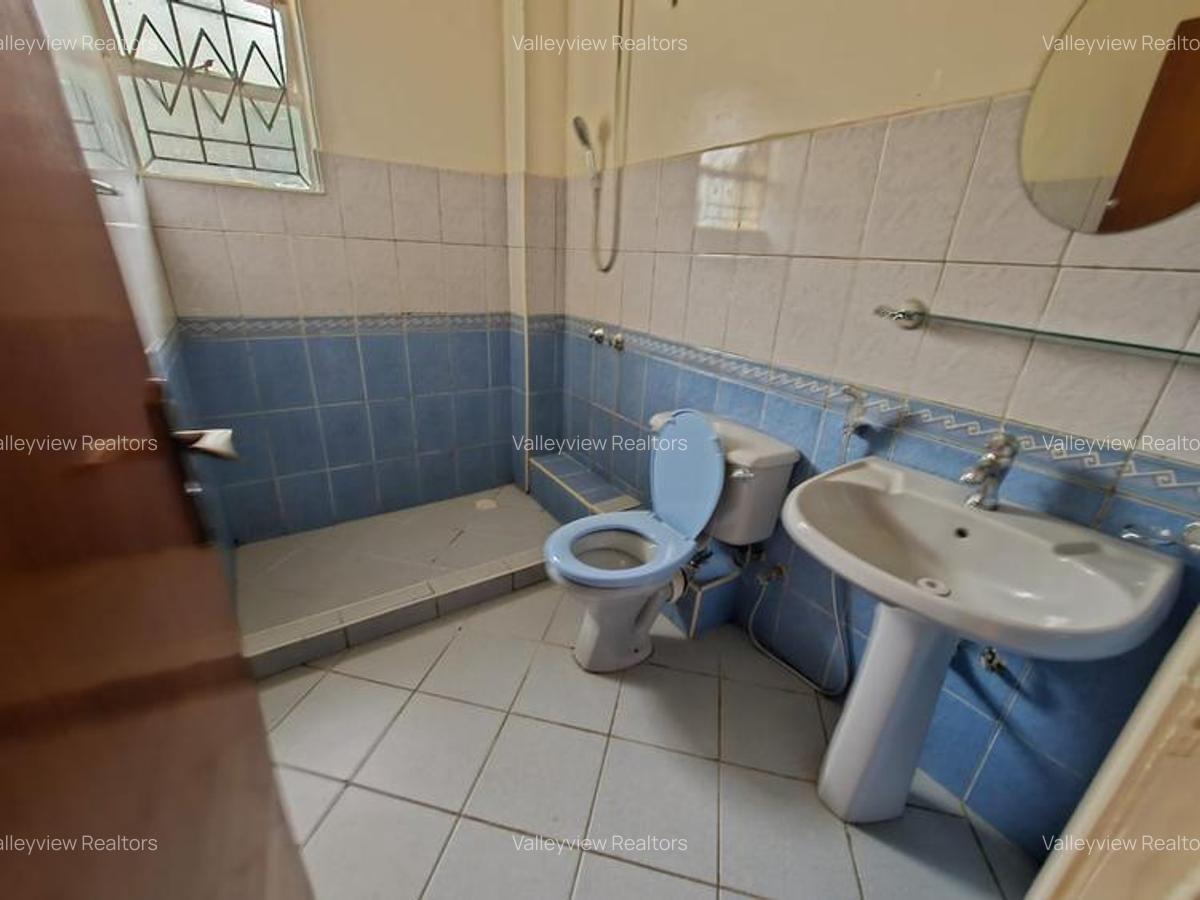 5 Bed Townhouse with En Suite at Lavington - 10