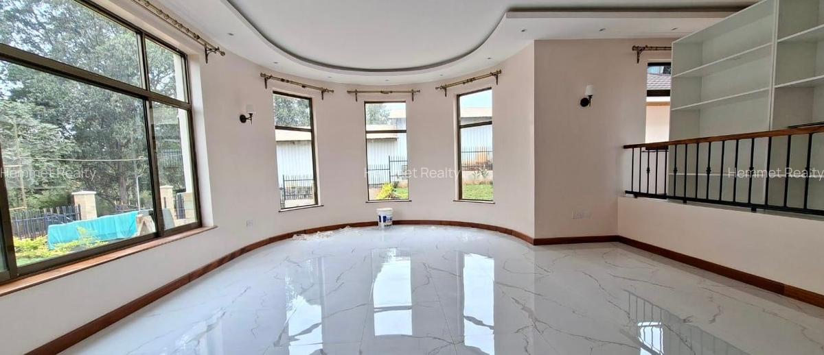 4 Bed Townhouse with En Suite in Rosslyn - 2