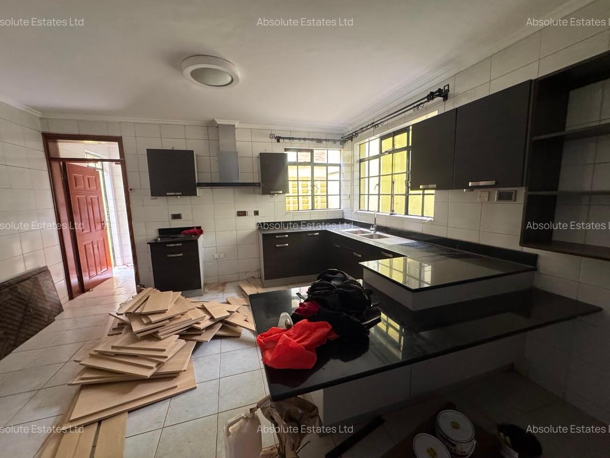 5 Bed Townhouse with En Suite in Lavington - 3