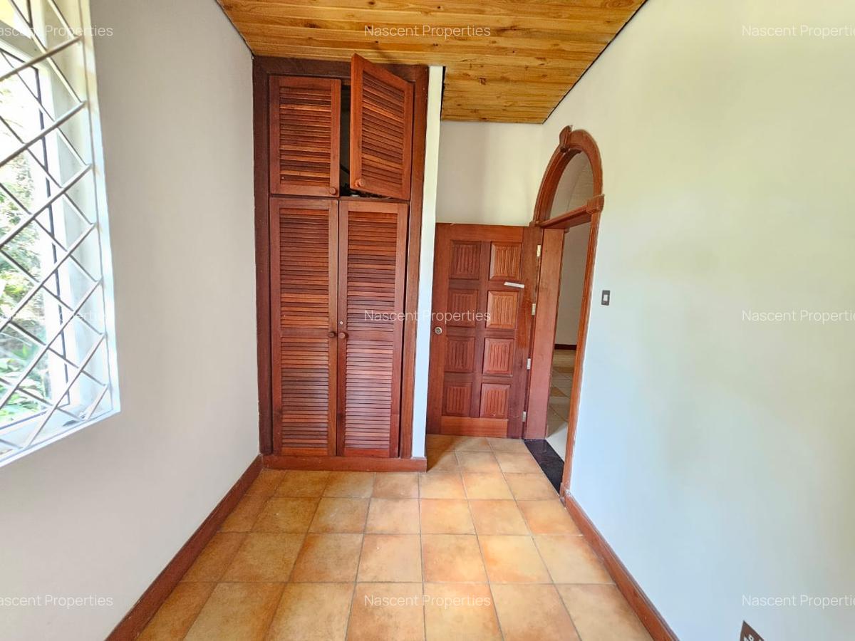 5 Bed House with En Suite in Rosslyn - 10