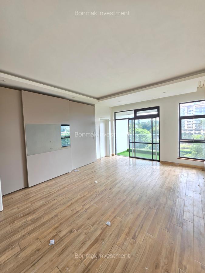 4 Bed Apartment with En Suite at Riverside Drive - 12