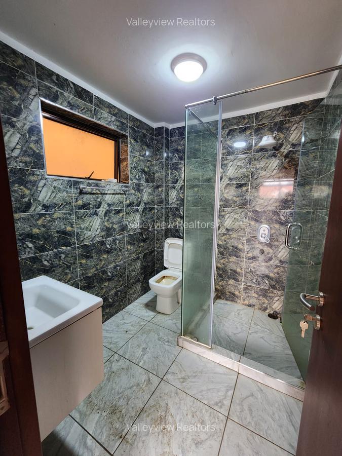 5 Bed Townhouse with En Suite at Lavington - 4
