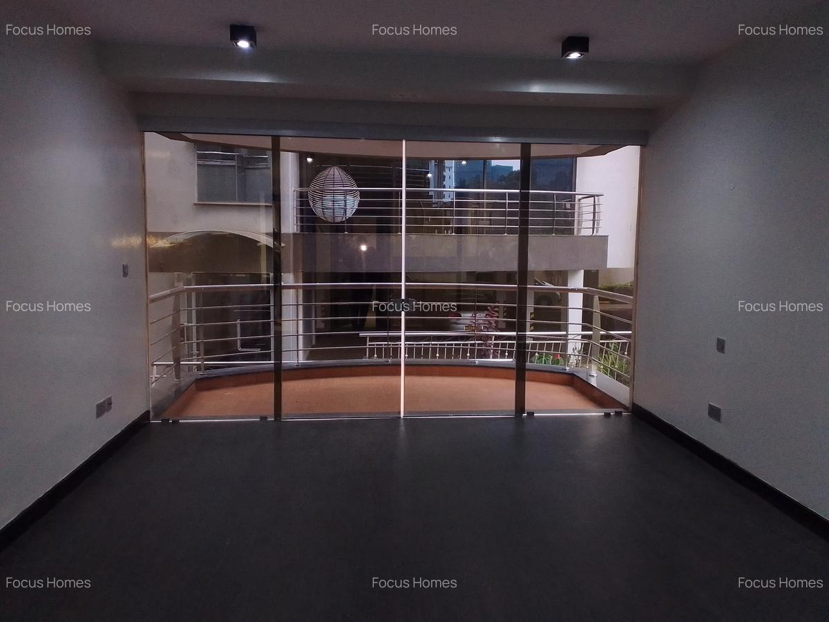 3 Bed Apartment with En Suite in Riverside - 11