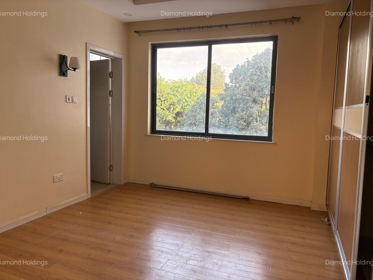 3 Bed Apartment with En Suite in Brookside - 9