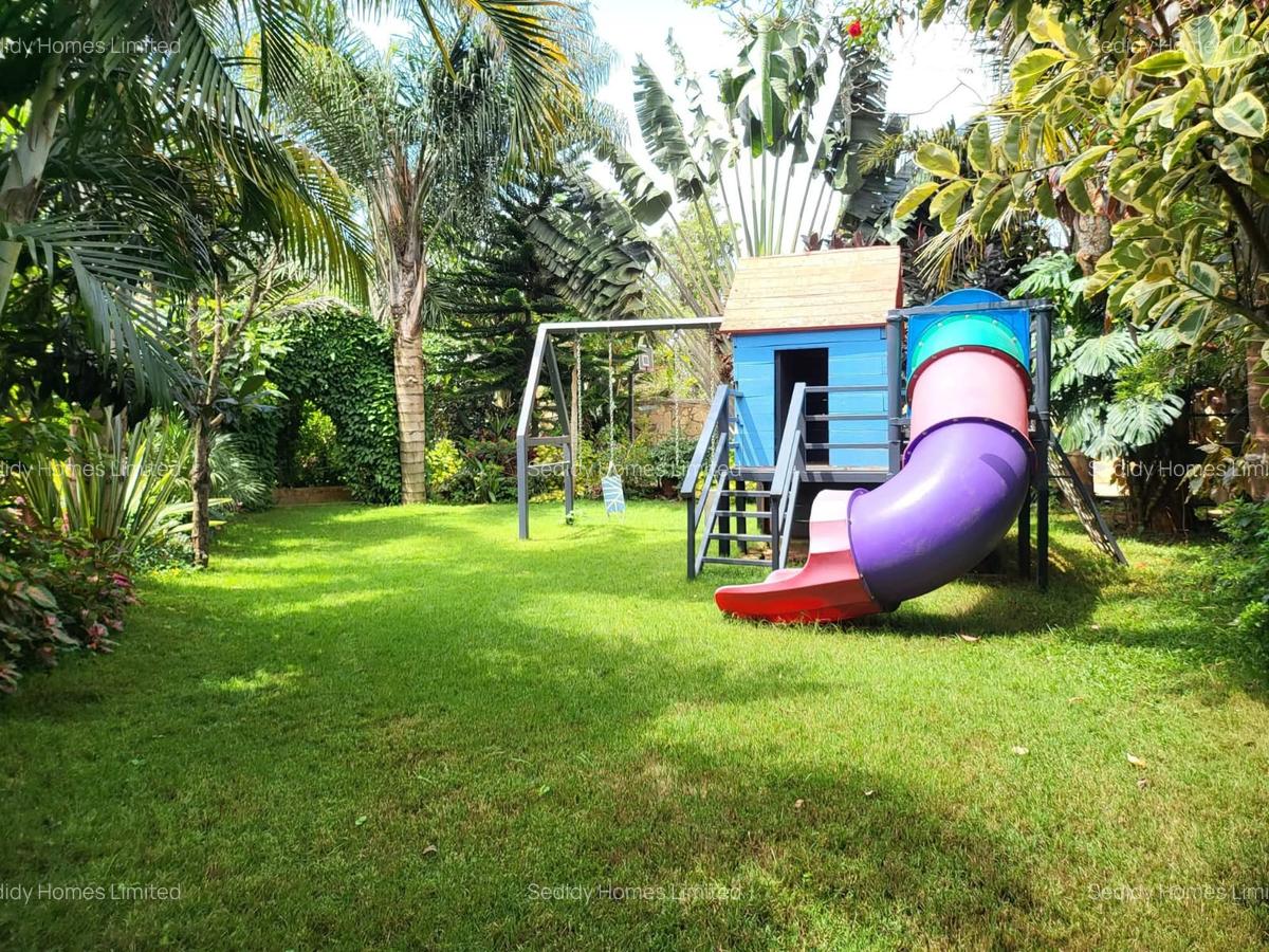 5 Bed Villa with Swimming Pool in Runda - 20