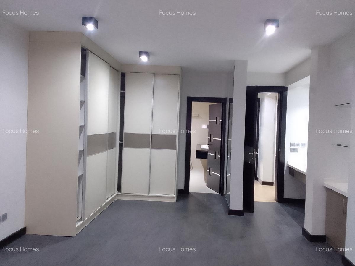 3 Bed Apartment with En Suite in Riverside - 10