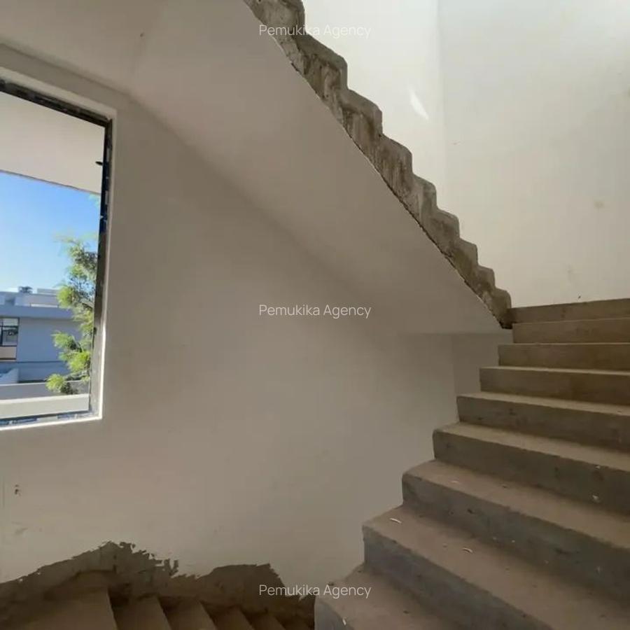 5 Bed Townhouse with En Suite in Karen - 2