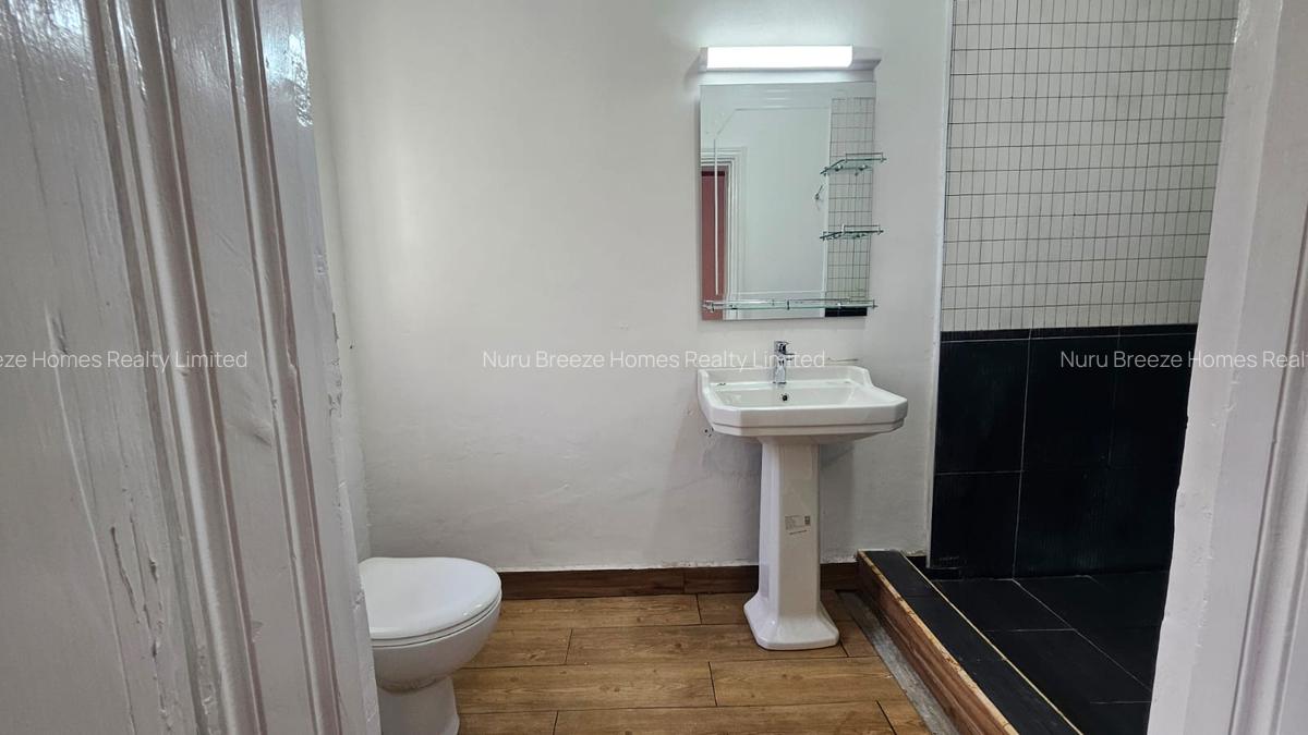 5 Bed House with En Suite in Runda - 16