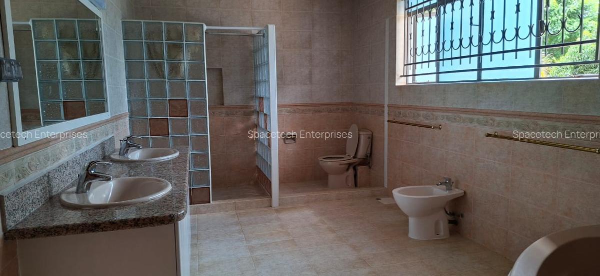 5 Bed House with En Suite in Runda - 20