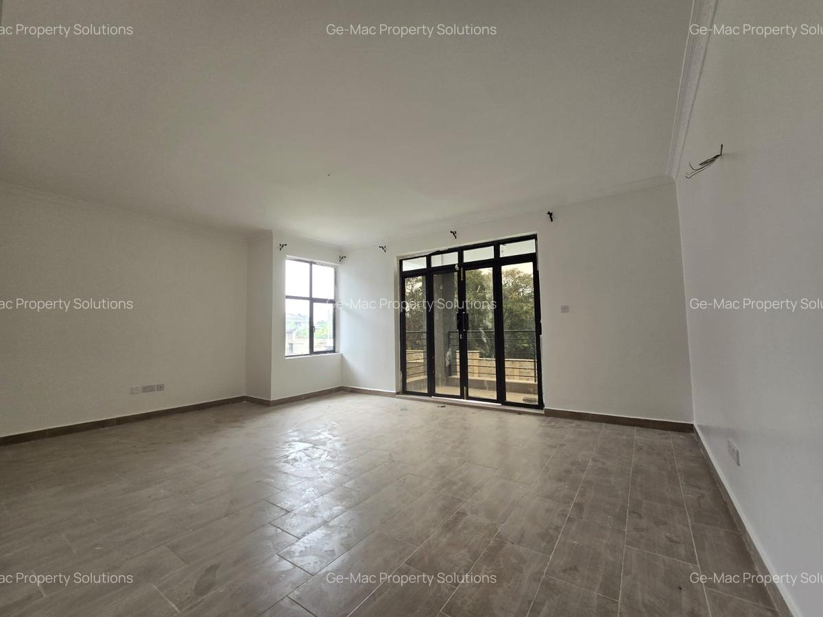 4 Bed House with En Suite in Ridgeways - 9