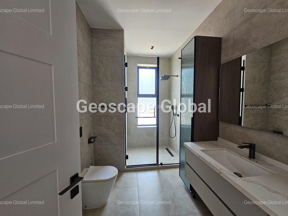 5 Bed House with En Suite in Runda - 14