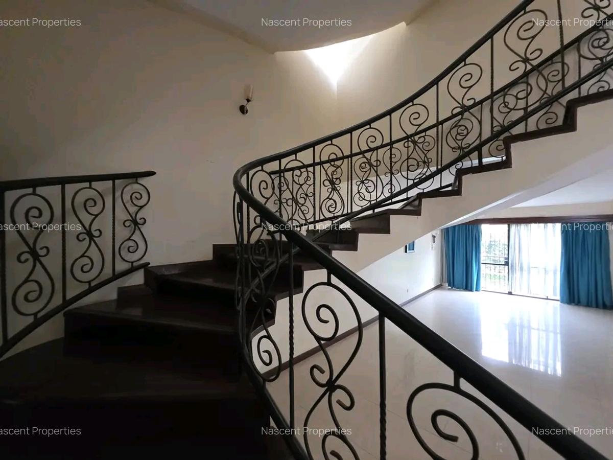 4 Bed House with En Suite at Grevillea - 15