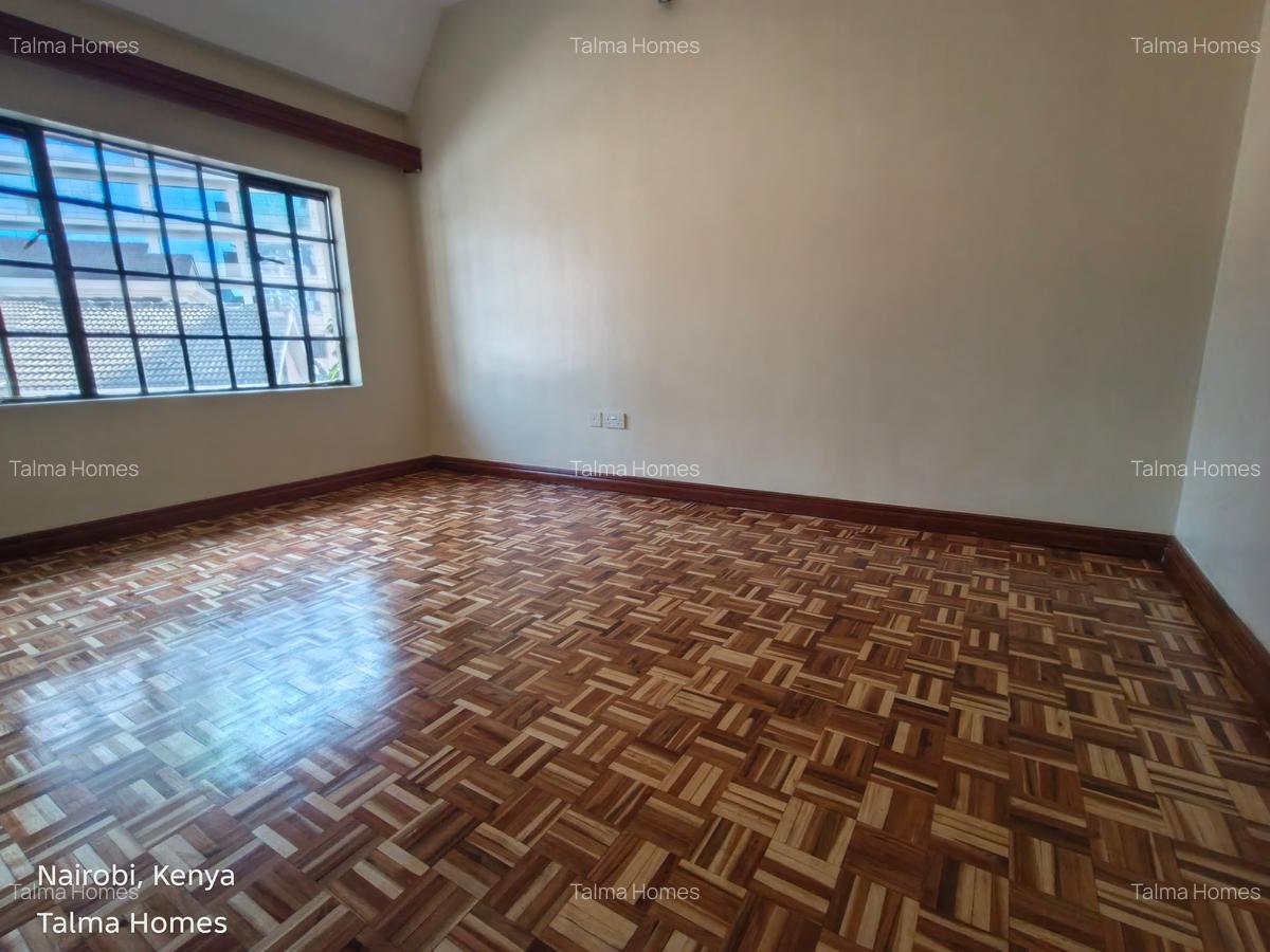5 Bed Villa with En Suite at Off Brookside Grove - 17