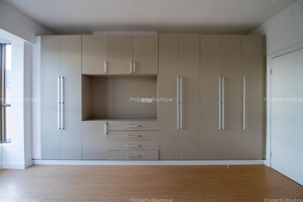 3 Bed Apartment with En Suite at Lavington - 10