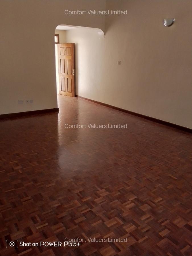 6 Bed Townhouse with En Suite at Lavington - 4