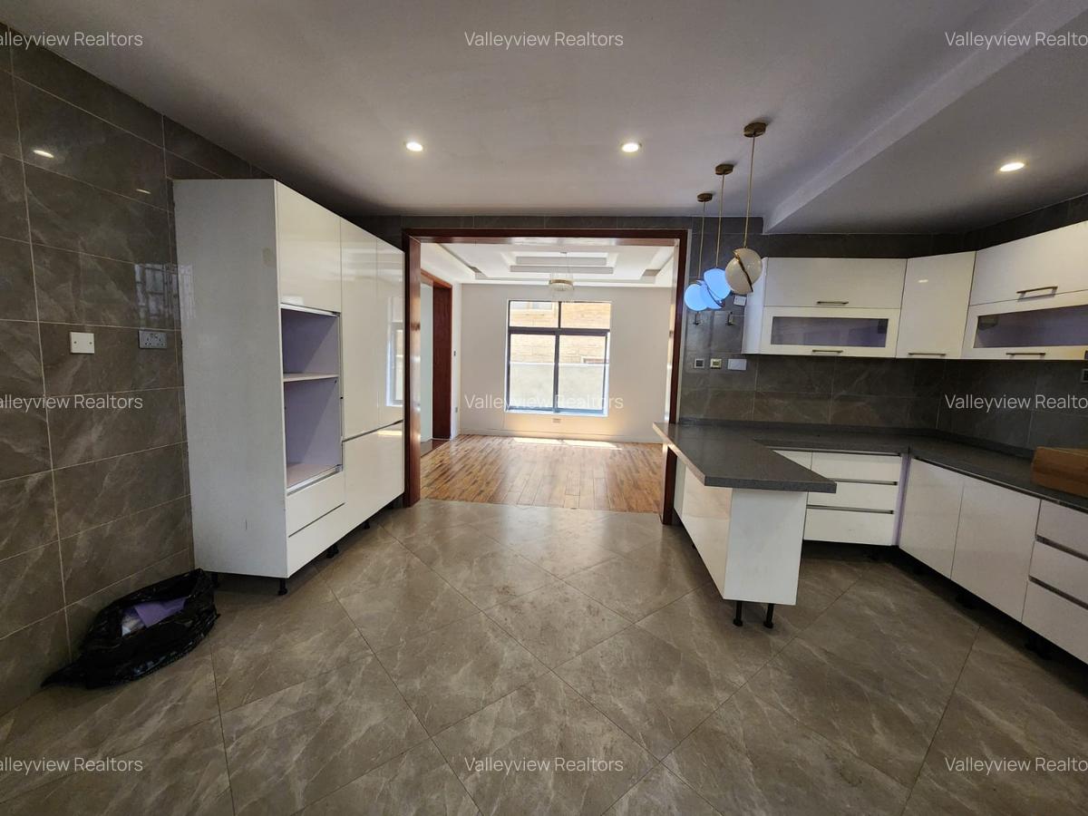 5 Bed Townhouse with En Suite at Lavington - 3