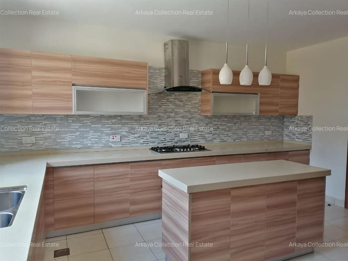 5 Bed House with En Suite in Lavington - 3