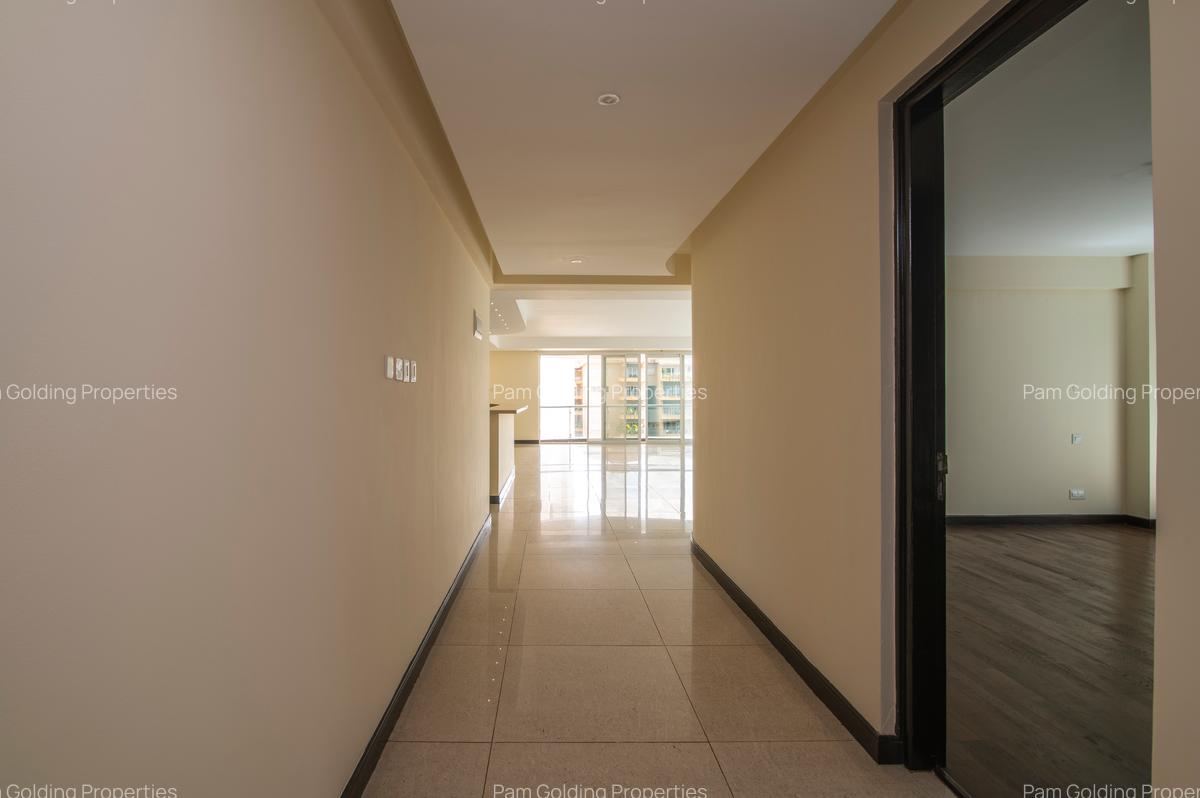 3 Bed Apartment with En Suite in Riverside - 11