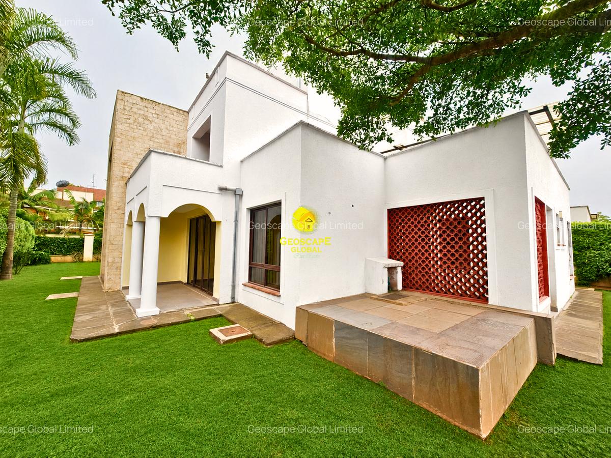 5 Bed House with En Suite in Lavington - 1