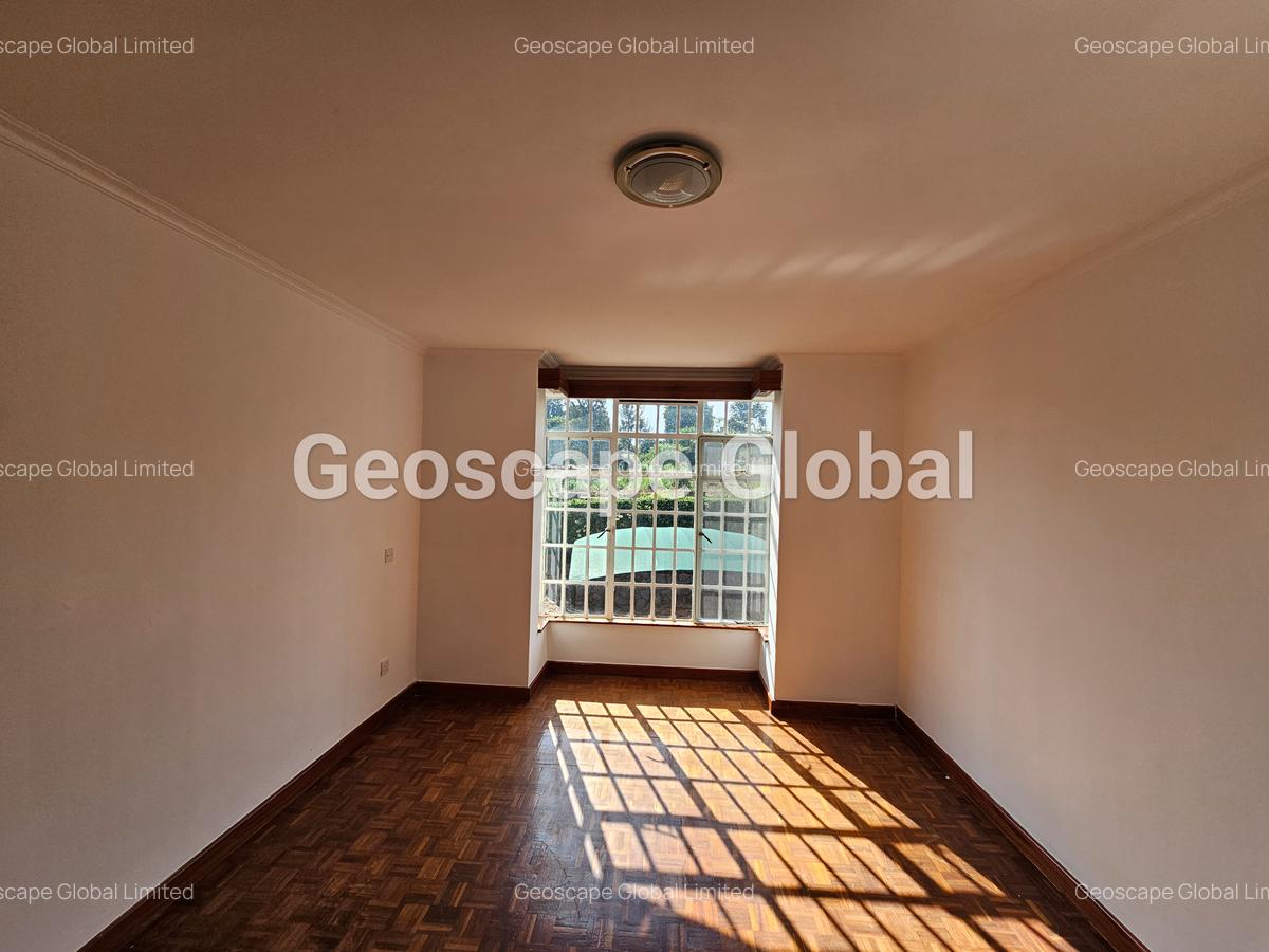 4 Bed House with En Suite in Rosslyn - 10