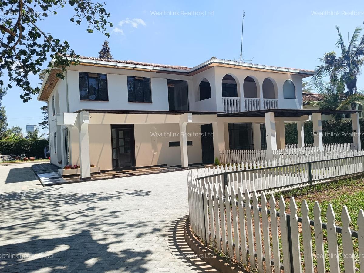 5 Bed House with En Suite at Garden Estate - 2