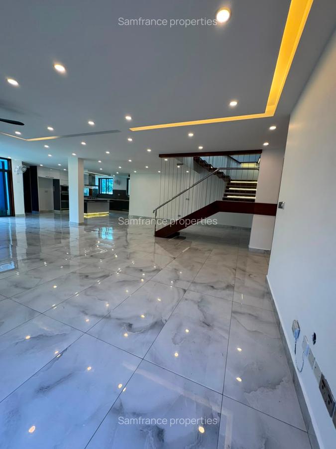 5 Bed Villa with En Suite at Moyne Drive - 9