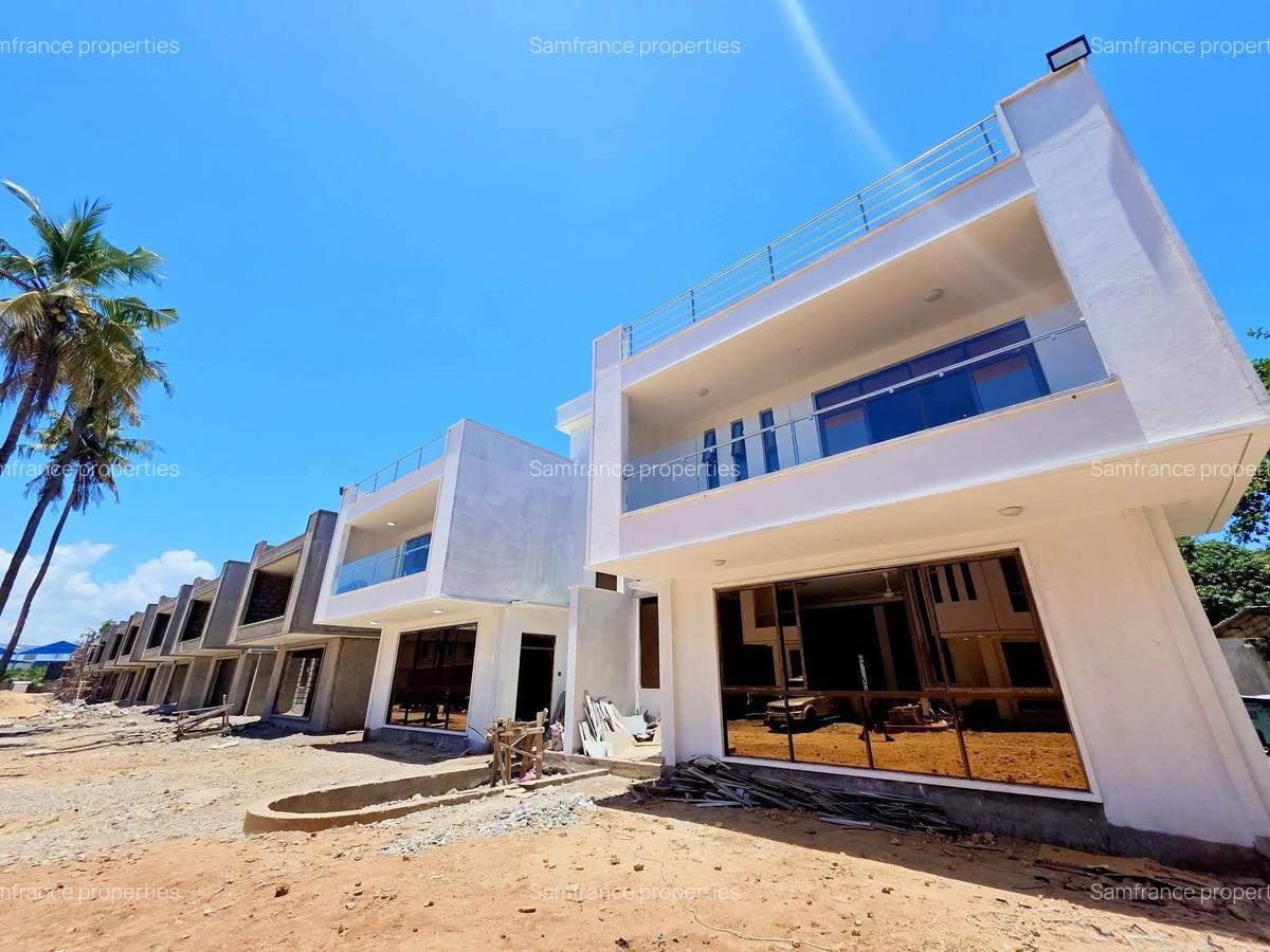 4 Bed Townhouse with En Suite at Coca-Cola - 1