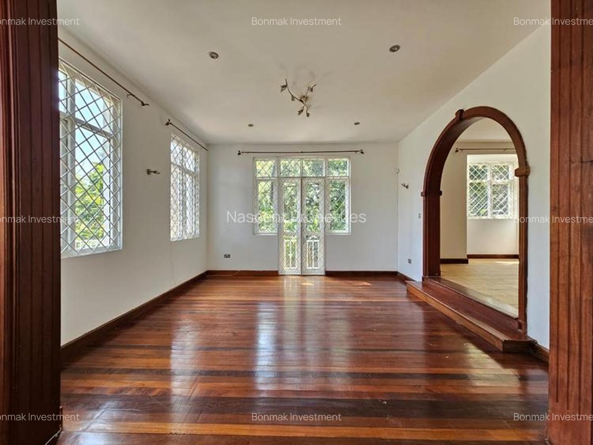 5 Bed Townhouse with En Suite at Rossylon Lone Tree - 9