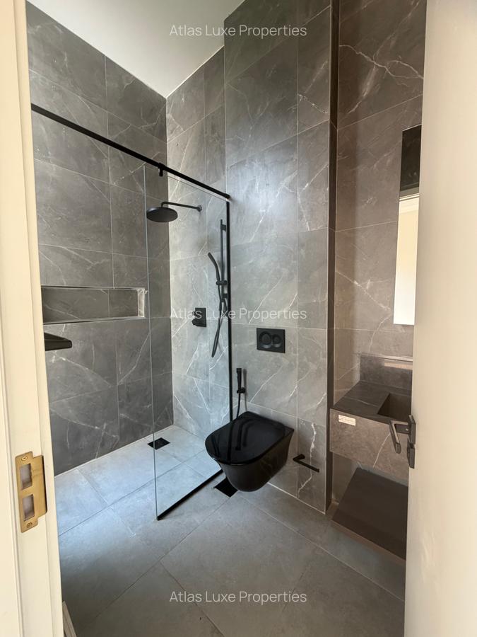 5 Bed Townhouse with En Suite at Old Runda - 6