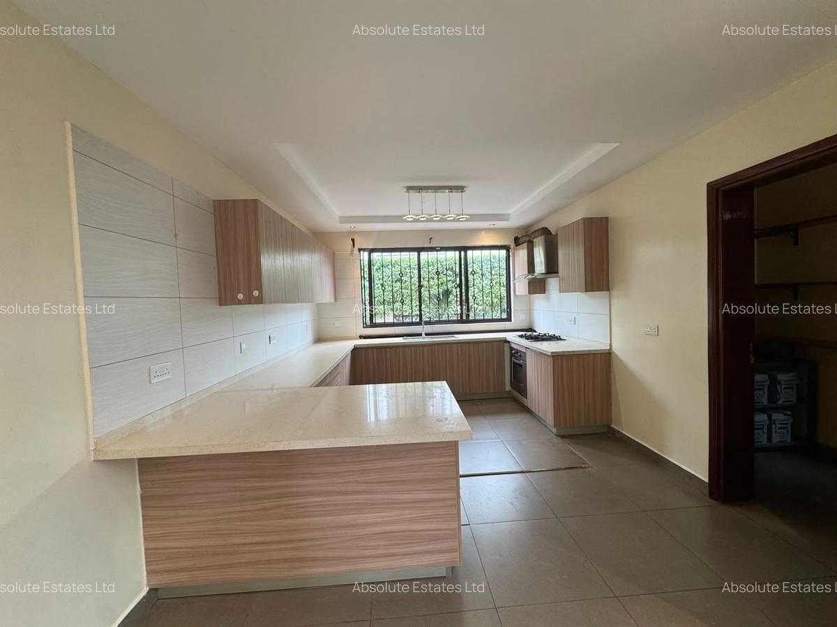 5 Bed Townhouse with Garden in Lavington - 8